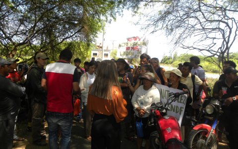 Los comuneros en Olón reclaman por la construcción en la zona protegida. Su rechazo a la tala de manglar se viralizó en redes.