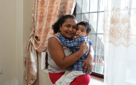 Margarita Chilán junto a su nieto.