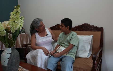 Jenny Vite junto a uno de sus nietos.