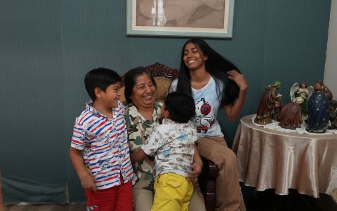 Olga Vite junto a tres de sus nueve nietos.