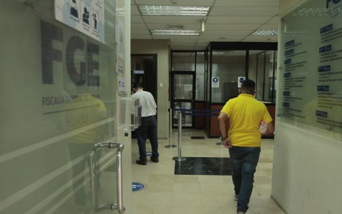 Imagen referencial del ingreso a un edificio de la Fiscalía, en Guayaquil.