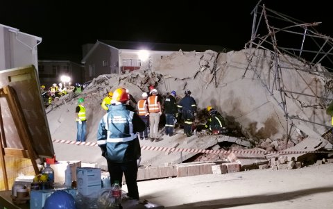 Las operaciones de rescate en el lugar del derrumbe del edificio en Victoria Street continúan.
