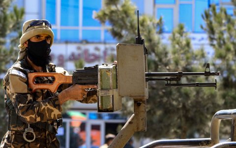 Un miembro de las fuerzas de seguridad talibanas tras un atentado en Kabul.