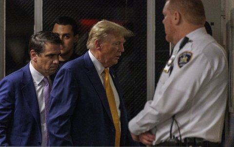 El ex presidente Donald Trump regresa para su juicio penal después de una pausa en la Corte Suprema del Estado de Nueva York, este 7 de mayo de 2024.