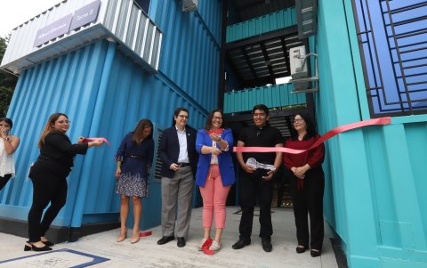 Momento en el que las autoridades cortaron la cinta de inauguración en la jornada.