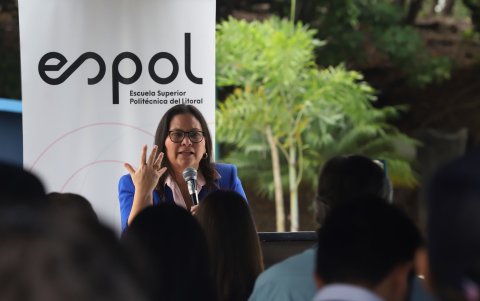 La rectora de la Espol dio la bienvenida a los nuevos residentes del complejo habitacional.