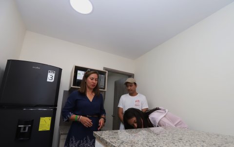 Los alumnos junto a las autoridades recorrieron sus nuevas habitaciones.
