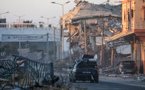 Los palestinos desplazados internos salen con sus pertenencias tras una orden de evacuación emitida por el ejército israelí, en Rafah, sur de la Franja de Gaza.