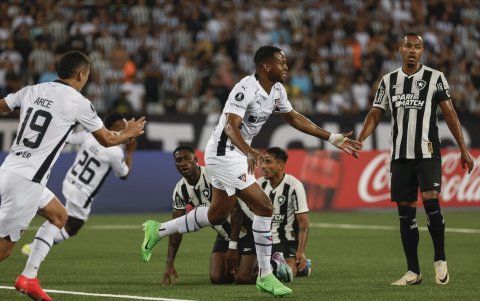 Michael Estrada (c) de LDU festejando el gol de los Albos.