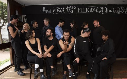 Aunque la licencia obliga a que la puesta en escena sea fiel al guion y a la música, la producción hace algunos guiños a lo nacional.