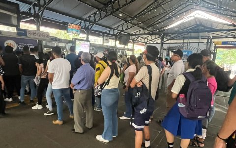 Decenas de personas se agolpan para lograr entrar a un bus en las paradas del centro. Se reclama la poca afluencia de las unidades.