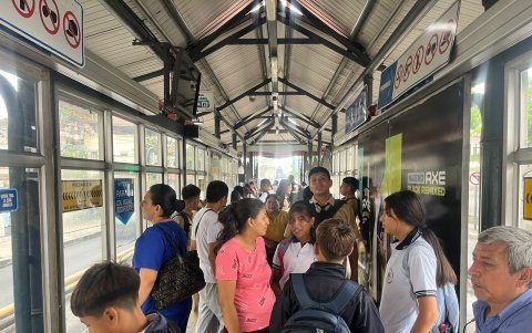 Miedo. Las personas están alerta para evitar ser asaltadas. Los delincuentes se mezclan en el tumulto.