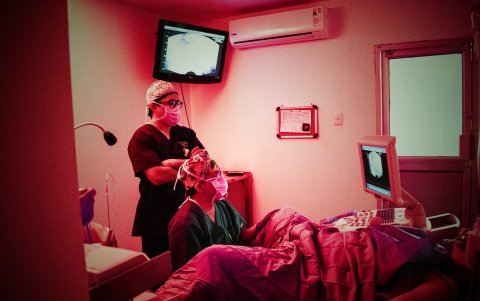 Panorama. Una paciente se realiza un procedimiento de fecundación in vitro en el Hospital Alcívar.