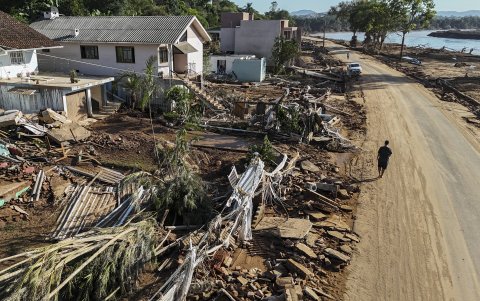 El número de fallecidos por las catastróficas inundaciones en la región sur de Brasil superó el centenar, en una de la mayores tragedias climáticas del país.