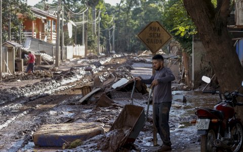 Un hombre retira el lodo que anegó su vivienda tras el desbordamiento del río Taquari, este miércoles en Cruzeiro do Sul, estado de Rio Grande do Sul (Brasil).