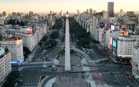 Fotografía que muestra la avenida 9 de julio y el obelisco este jueves en Buenos Aires (Argentina).