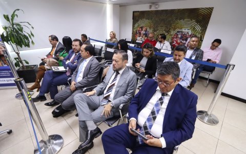 Desde la derecha; Jorge Cristóbal Ballesteros, Daniel Frías y el último de la fila es Byron Guillén.