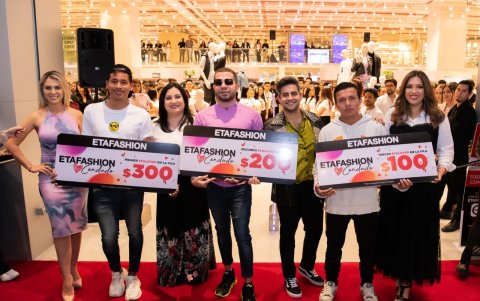 Los primeros tres clientes en ingresar, ganaron bonos de compra por $ 300. En la foto, junto a Wilma Román, Gabriel Juncal y Camila Camacho.