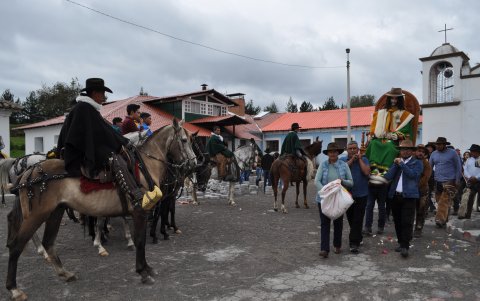 Religión. Previo al inicio del concurso de lazo se realizó una procesión con el señor de la Misericordia.