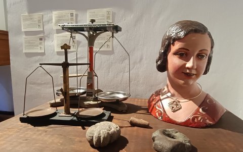 Un espacio guarda sigiloso la historia de la orfebrería en el Azuay entre los muros de una casa patrimonial.