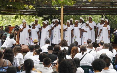 Guerrilleros de las FARC lanzaron un cilindro bomba contra la iglesia del pueblo donde se había refugiado la gente, hubo más de cien fallecidos.