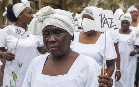 En la conmemoración, los bojayaceños hicieron una peregrinación con el Cristo mutilado, la única imagen de la iglesia que sobrevivió a la bomba.