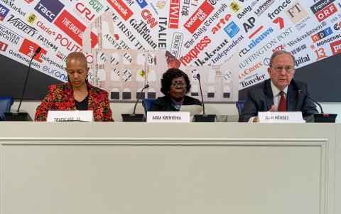 Los expertos de la ONU Tracie L. Keesee, Akua Kuenyehia y Juan Méndez (de izquierda a derecha), durante su rueda de prensa este viernes en la sede de la asociación de prensa extranjera en Roma.