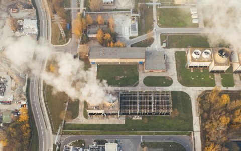 La compensación voluntaria de carbono es la aportación económica que hace una empresa para participar en proyectos destinados a equilibrar las toneladas de CO2 que ha generado.