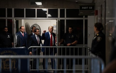 El ex presidente Donald Trump, este 10 de mayo de 2024, camina hacia la sala del tribunal después de una pausa en su juicio por dinero secreto en la Corte Suprema del Estado de Nueva York.