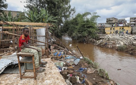 Un niño sentado en una mesa cerca de chabolas demolidas en Mathare North, Nairobi, Kenia, este 10 de mayo de 2024.