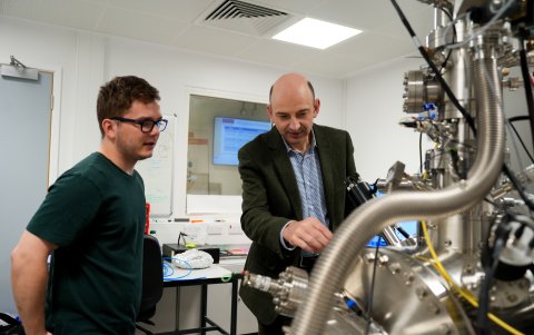 Los investigadores Rich Curry (derecha) y Mason Adshead (izquierda) logran un silicio ultrapuro ideal para fabricar ordenadores cuánticos. Crédito: Universidad de Manchester