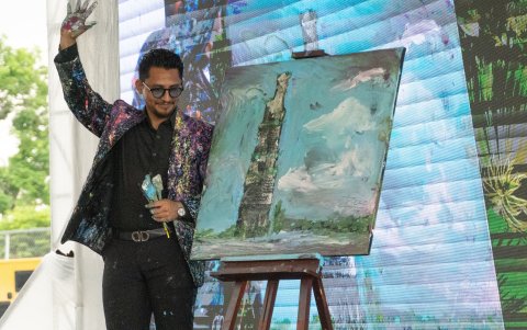 Ronald Rizzo presenta su cuadro de la edificación, elaborado en cinco minutos.