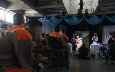 Internos de la cárcel de Tuluá actúan en la obra 'El médico a palos', el 3 de mayo de  2024, en Tuluá (Colombia).