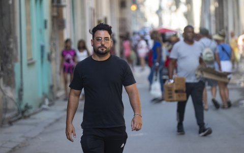 El influenciador cubano Eduardo es un experto en la gastromía y hace sugerenciaS sobre los diferentes platos a probar).