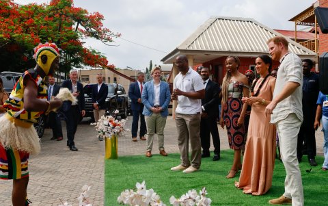 También estuvieron en Lights Academy, un colegio que recibe el apoyo directo de Archewell, la fundación de la pareja, donde recibieron una bienvenida con flores y presentaciones artísticas.