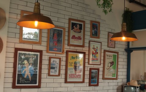 El lugar ha sido decorado con elementos vintage, creando un ambiente acogedor y cercano.