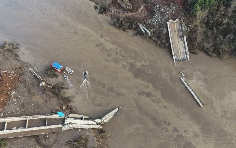 Aislados. Así se observa el puente que conectaba las ciudades de Lajeado y Arroio do Meio.