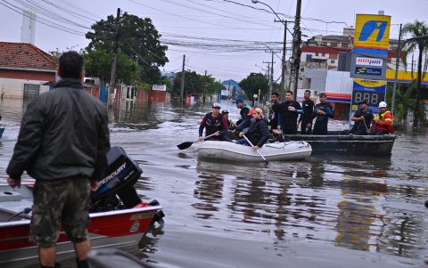 Habitantes se transportan en una canoa en una zona inundada este viernes en Canoas, región metropolitana de Porto Alegre (Brasil).