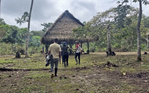 Turismo. Las personas visitan un modelo de comunidad para apreciar costumbres.