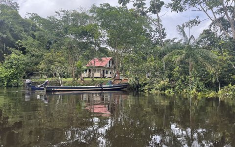 Observación. Desde el río se ven comunidades.