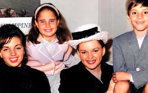 Judy Garland con sus hijos Liza, Lorna, and Joey.