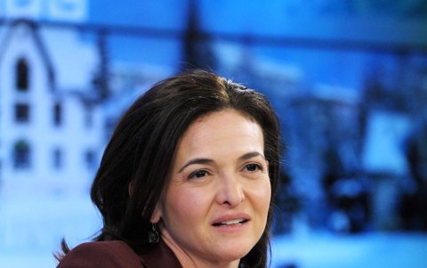 Sheryl Sandberg, COO de Facebook, es madre de dos hijos y una voz influyente en el empoderamiento de las mujeres.