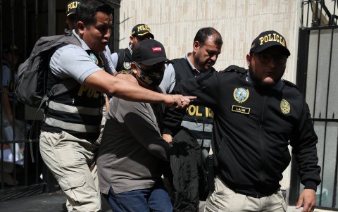 Policías mientras trasladan a Nicanor Boluarte (c), hermano de la presidenta de Perú Dina Boluarte, durante su detención este viernes en Lima (Perú).