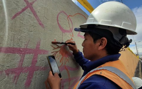 Artistas. Los creadores de los grandes murales son parte del personal de la Epmmop. Ellos proyectan sus obras con pintura que dona la empresa privada.