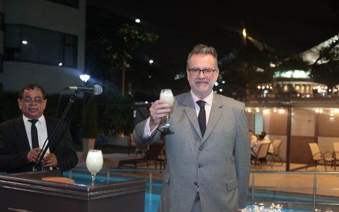 José Ignacio Foción Mariátegui, cónsul general de Perú, da la bienvenida.