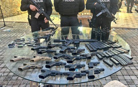 Armas halladas en finca de vía a la costa.