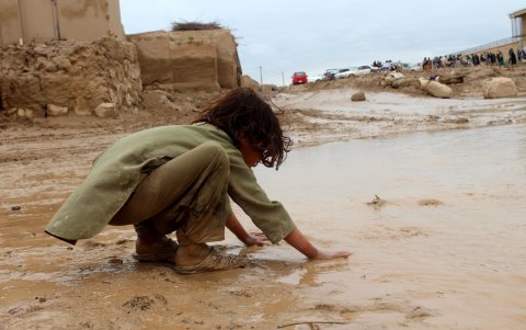 Una niña juega con barro tras las inundaciones repentinas en Baghlan, Afganistán,