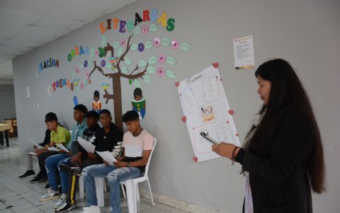 Desde la Sub-12 a la Sub-18, en la casa club los chicos reciben clases hasta completar la secundaria.