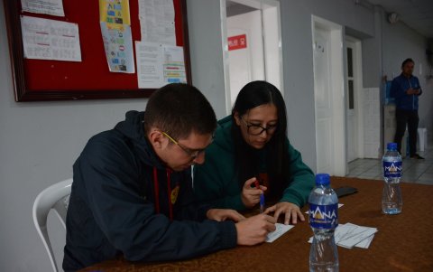 Noam Dorfzaum, psicópedagogo, y Gabriela Reynoso, del  colegio John Osteen, en un concurso de poemas con los chicos.