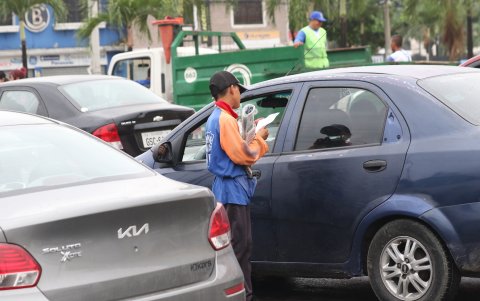 Un menor de edad labora vendiendo productos en las calles de Guayaquil